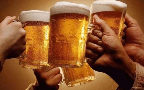 在酒桌上敬酒的话 16个高情商敬酒词