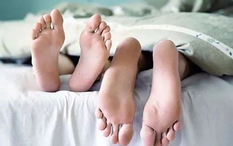 为啥大学生同居越来越多？怎么看待这一现象