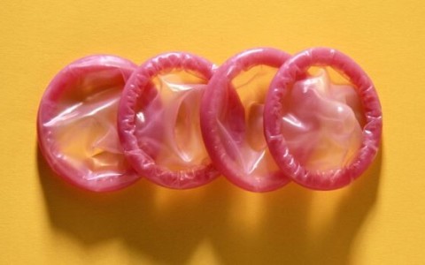 “套套”上有层黏糊糊的“油”，使用后要立刻洗掉吗