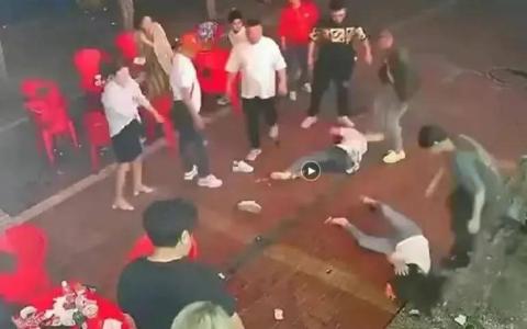 游乐场，大男人对女人甩了两个响亮的耳刮