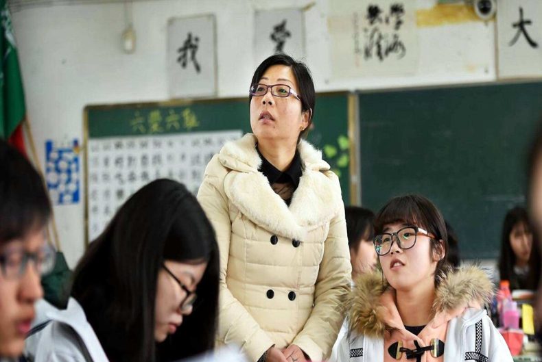 时尚在轮回？当代女大学生流行趋势让人看不懂，男生：看着像奶奶