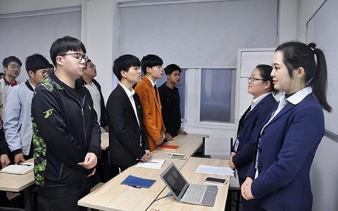 大学生晒上班前后对比，揭露当代毕业生窘境，男生比女生变化惊人